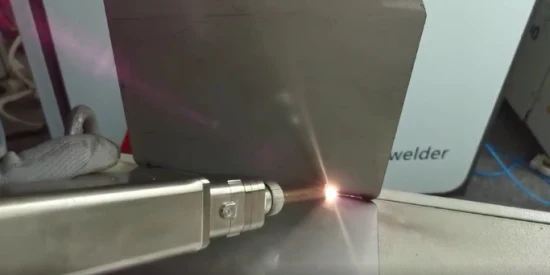 고효율 맞춤형 휴대용 용접 기계 1000W 레이저 용접공